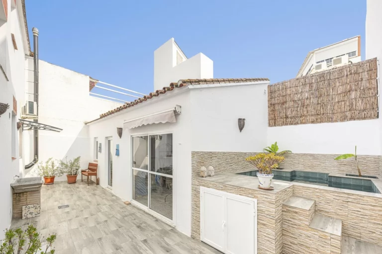 R5053300 | Townhouse in Estepona – 5 beds, 2 baths