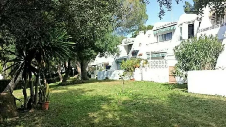 R5137891 | Middle Floor Apartment in Estepona – 2 beds, 1 baths