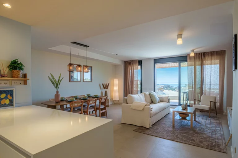 R5122285 | Middle Floor Apartment in Estepona – 2 beds, 2 baths