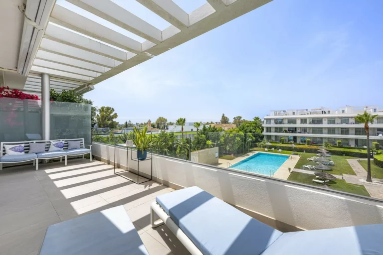 R4992568 | Penthouse Duplex in Bel Air – 3 beds, 2 baths