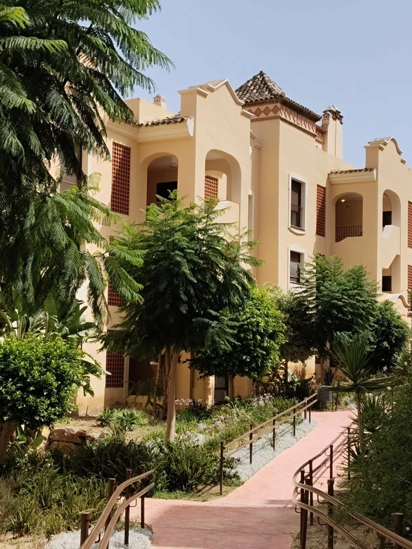 R5131966 | Middle Floor Apartment in Estepona – 2 beds, 2 baths