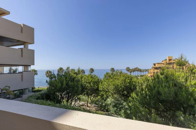 R5142685 | Middle Floor Apartment in Estepona – 2 beds, 2 baths