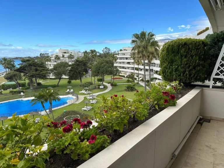 R5080801 | Middle Floor Apartment in Estepona – 3 beds, 2 baths