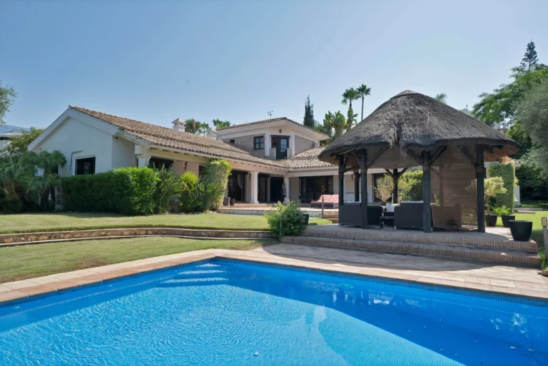 R5135599 | Detached Villa in Estepona – 4 beds, 4 baths