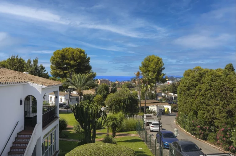 R5138842 | Middle Floor Apartment in Estepona – 2 beds, 1 baths