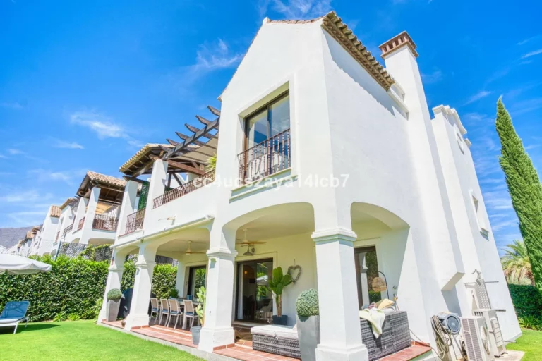 R5137927 | Detached Villa in Estepona – 3 beds, 3.5 baths