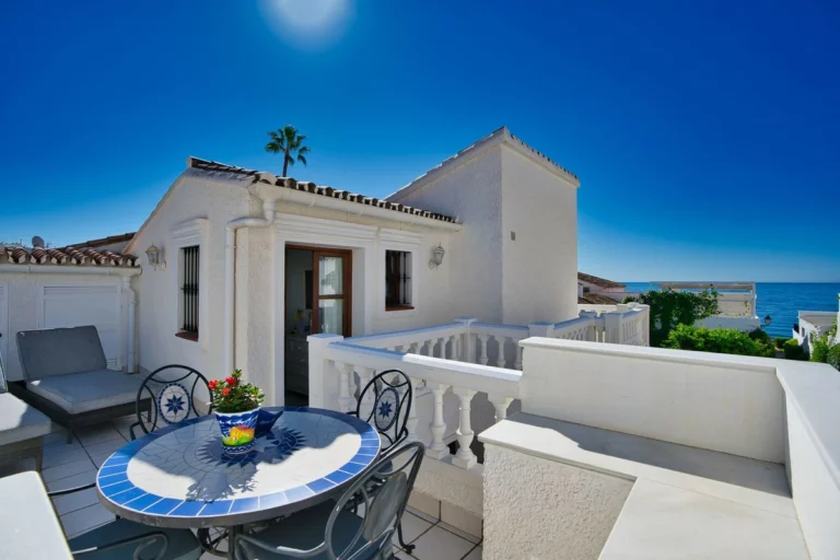 R4148059 | Semi-Detached House in Estepona – 3 beds, 3 baths