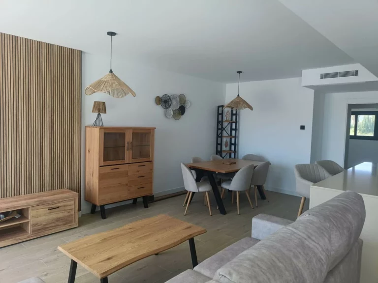 R4967974 | Middle Floor Apartment in Estepona – 3 beds, 2 baths