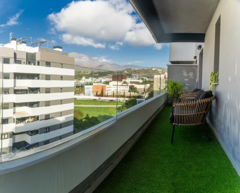 R5080579 | Middle Floor Apartment in Estepona – 3 beds, 2 baths