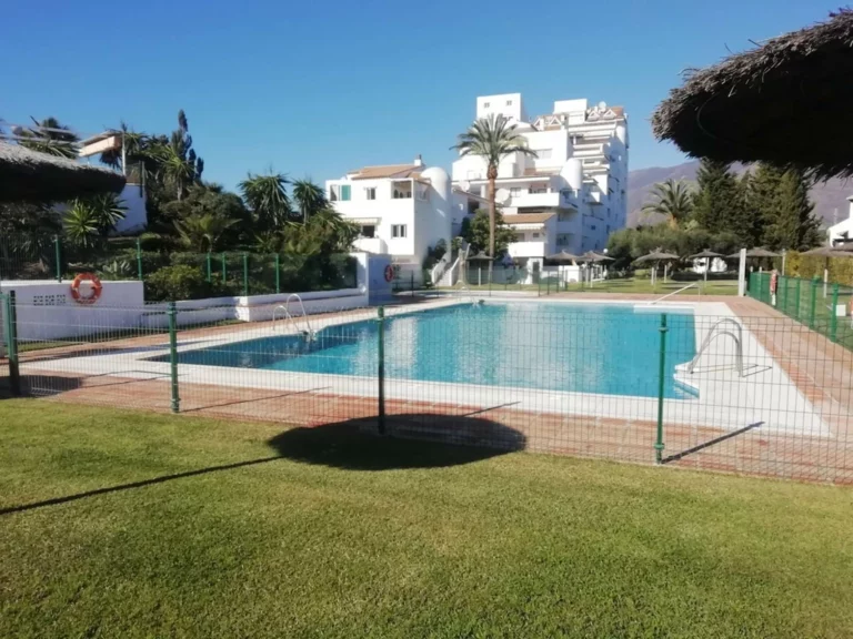 R5146729 | Middle Floor Apartment in Estepona – 2 beds, 1 baths