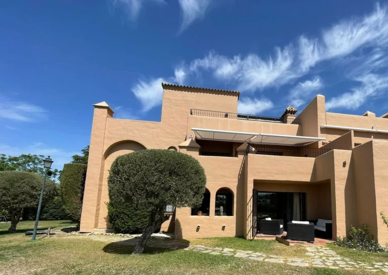 R4803481 | Middle Floor Apartment in Estepona – 3 beds, 3 baths