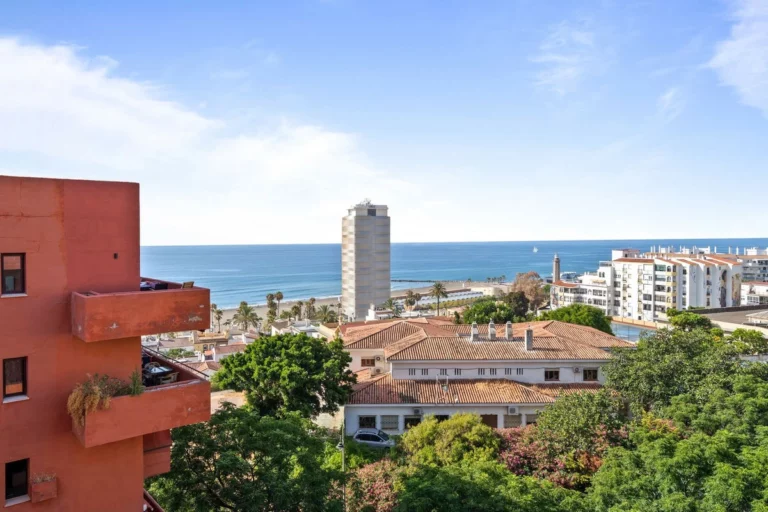 R5142676 | Top Floor Apartment in Estepona – 2 beds, 1 baths