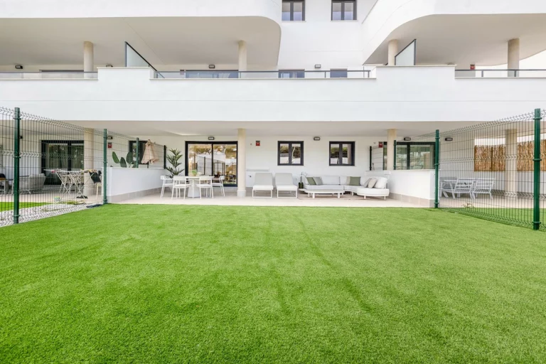 R5043685 | Ground Floor Apartment in Estepona – 2 beds, 2 baths