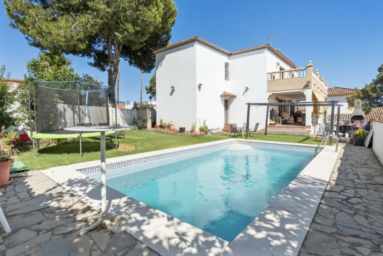 R5124043 | Detached Villa in Estepona – 6 beds, 3.5 baths