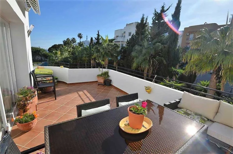 R5138821 | Top Floor Apartment in Estepona – 2 beds, 1 baths