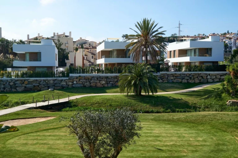 R5134288 | Detached Villa in Estepona – 6 beds, 4 baths
