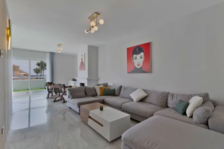 R5119675 | Penthouse in Bel Air – 3 beds, 2 baths