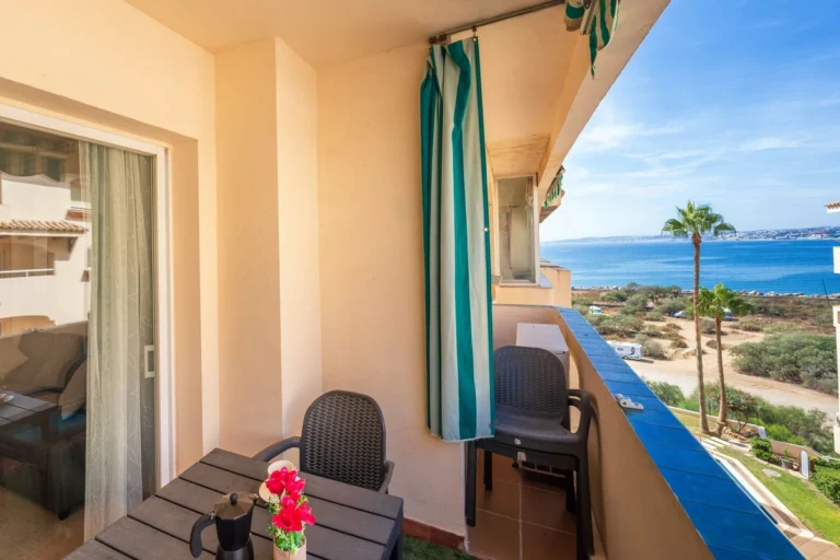 R4827367 | Middle Floor Apartment in Estepona – 2 beds, 2 baths
