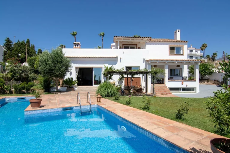 R5140630 | Detached Villa in Estepona – 4 beds, 4 baths