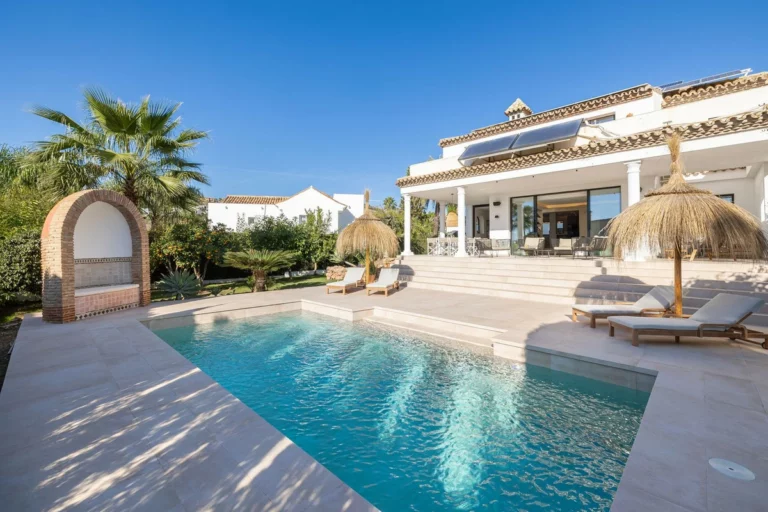R5045896 | Detached Villa in El Paraiso – 4 beds, 4 baths