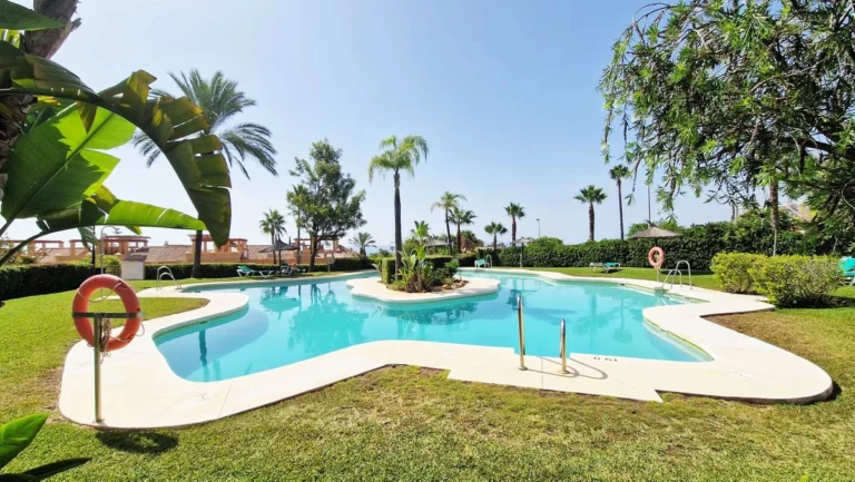 R5132503 | Semi-Detached House in Estepona – 3 beds, 3 baths
