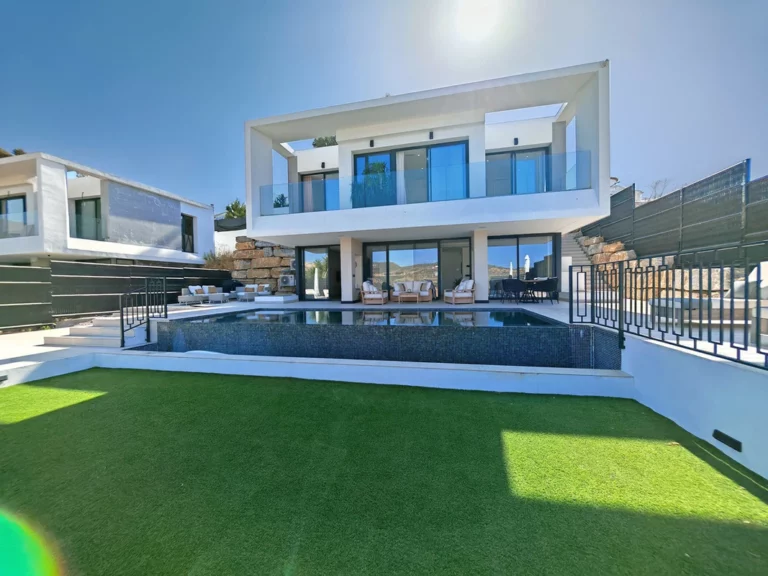 R5134837 | Detached Villa in Estepona – 5 beds, 3.5 baths
