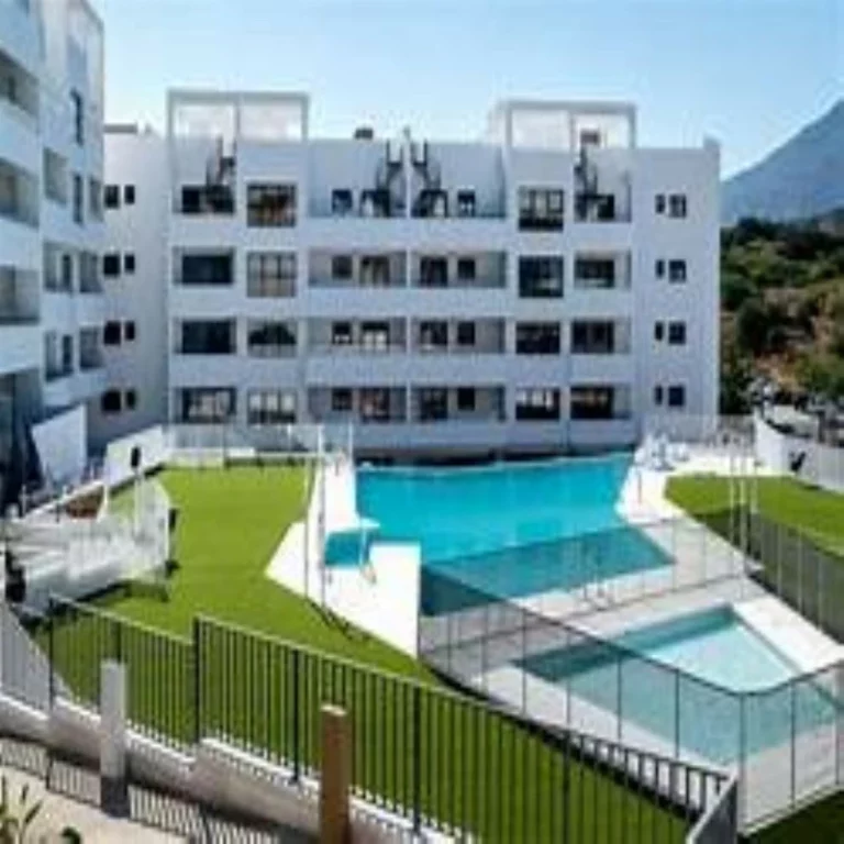 R5142649 | Middle Floor Apartment in Estepona – 3 beds, 2 baths