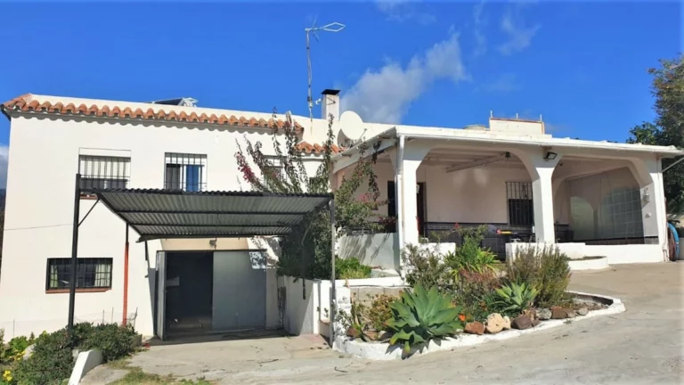 R4345087 | Detached Villa in Estepona – 5 beds, 3 baths