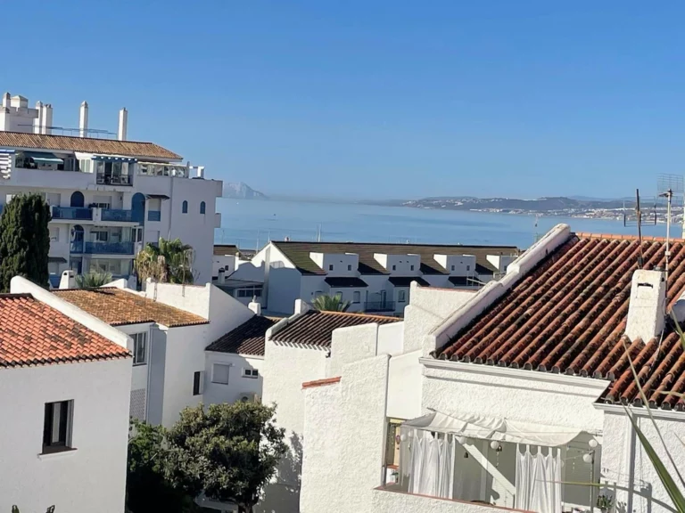 R5155399 | Middle Floor Apartment in Estepona – 3 beds, 1 baths