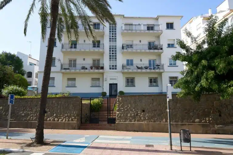 R5111674 | Ground Floor Apartment in Estepona – 3 beds, 1 baths