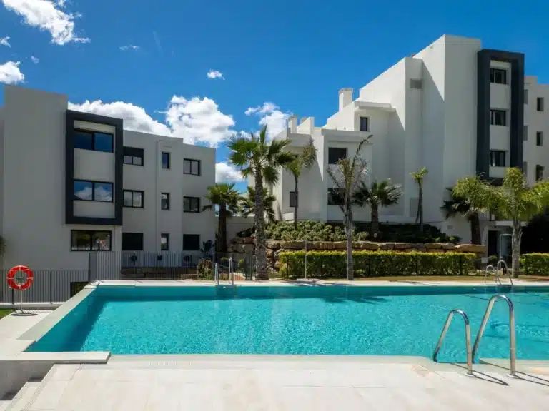R5164942 | Ground Floor Apartment in Estepona – 3 beds, 2 baths