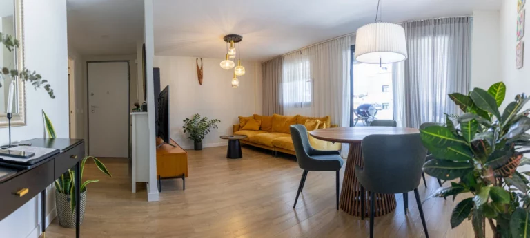 R5080579 | Middle Floor Apartment in Estepona – 3 beds, 2 baths