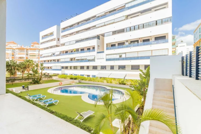 R5162359 | Middle Floor Apartment in Estepona – 3 beds, 2 baths