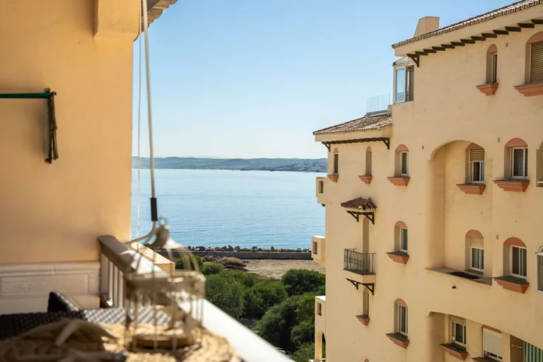 R5153647 | Top Floor Apartment in Estepona – 2 beds, 2 baths
