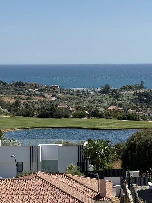 R5165887 | Middle Floor Apartment in Estepona – 2 beds, 2 baths