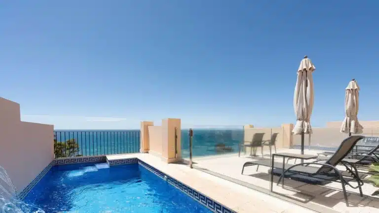 R4731871 | Penthouse Duplex in Estepona – 6 beds, 6 baths