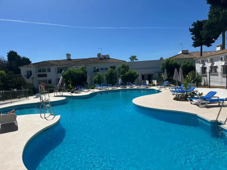 R5150740 | Top Floor Apartment in El Paraiso – 2 beds, 1 baths