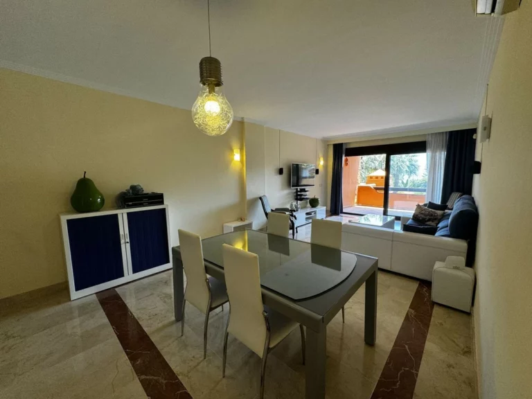 R5057485 | Middle Floor Apartment in Estepona – 2 beds, 2 baths