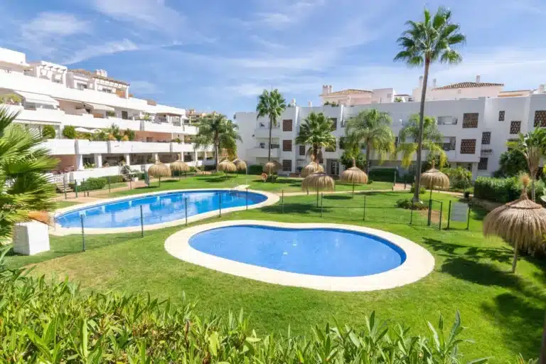 R5167615 | Middle Floor Apartment in Estepona – 3 beds, 2 baths