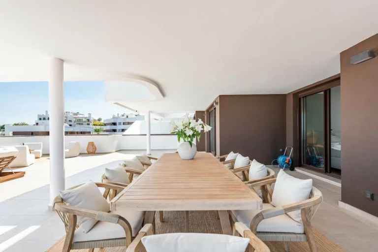 R5065021 | Middle Floor Apartment in Estepona – 3 beds, 2 baths