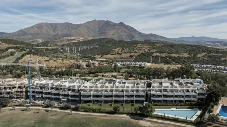 R5148265 | Middle Floor Apartment in Estepona – 3 beds, 2 baths