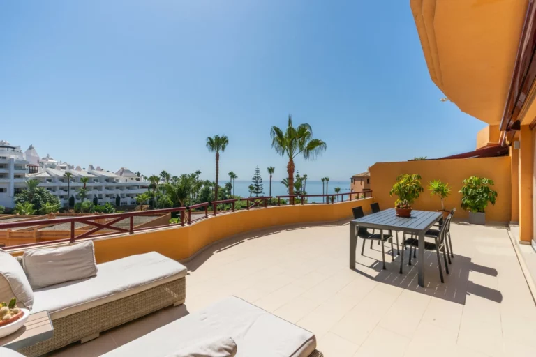 R5056135 | Middle Floor Apartment in Estepona – 3 beds, 2.5 baths