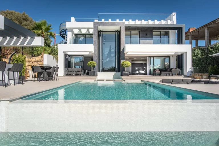 R5155951 | Detached Villa in Estepona – 6 beds, 5 baths