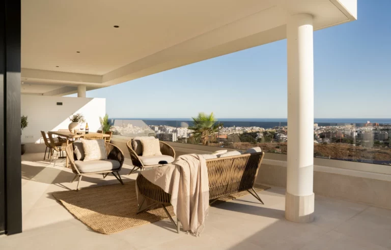 R5153245 | Middle Floor Apartment in Estepona – 3 beds, 2.5 baths