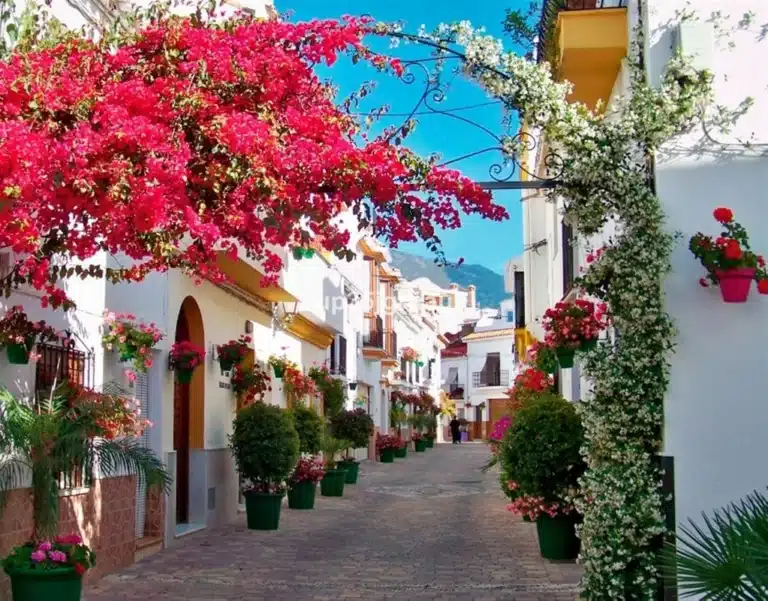 R5171008 | Top Floor Apartment in Estepona – 3 beds, 2 baths