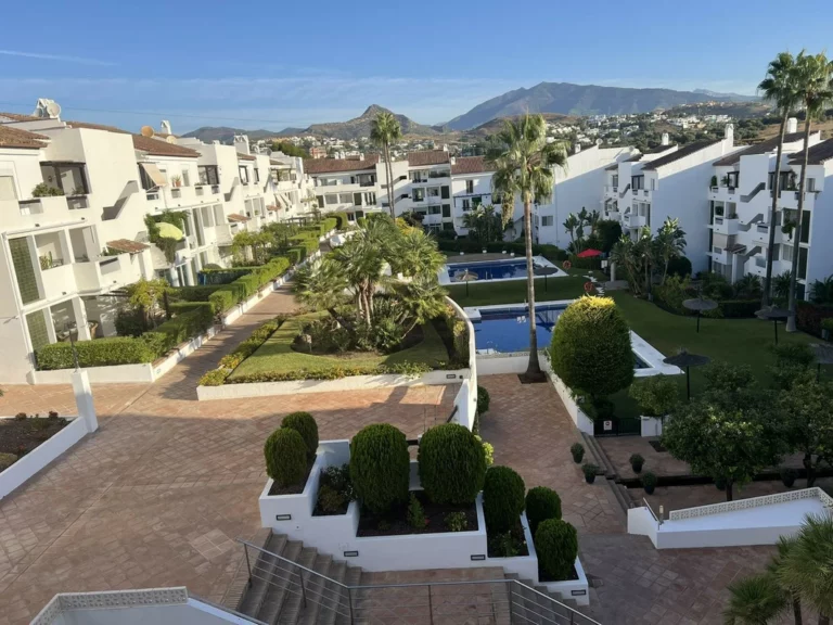 R5145916 | Penthouse Duplex in Bel Air – 2 beds, 2 baths