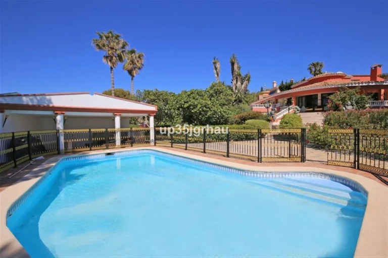 R5159659 | Detached Villa in Estepona – 8 beds, 8 baths