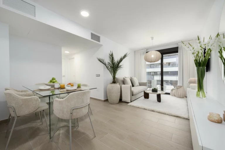 R5155372 | Middle Floor Apartment in Estepona – 2 beds, 3 baths