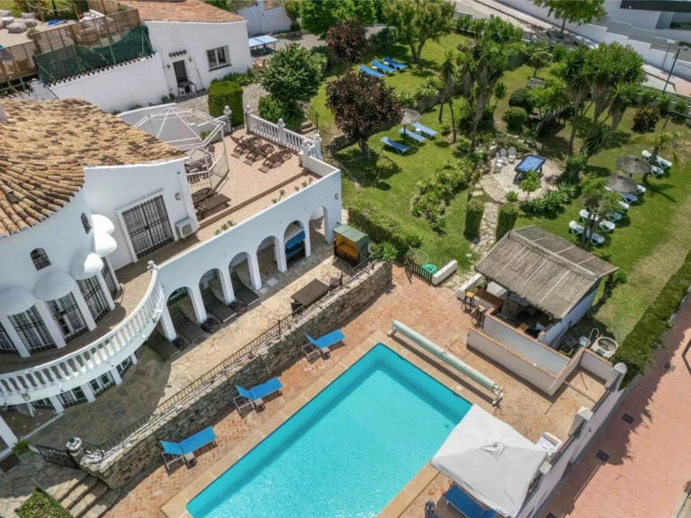 R5061076 | Detached Villa in Estepona – 6 beds, 7 baths