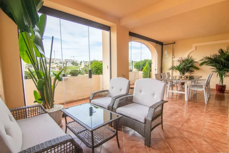 R4994335 | Middle Floor Apartment in Estepona – 3 beds, 2 baths